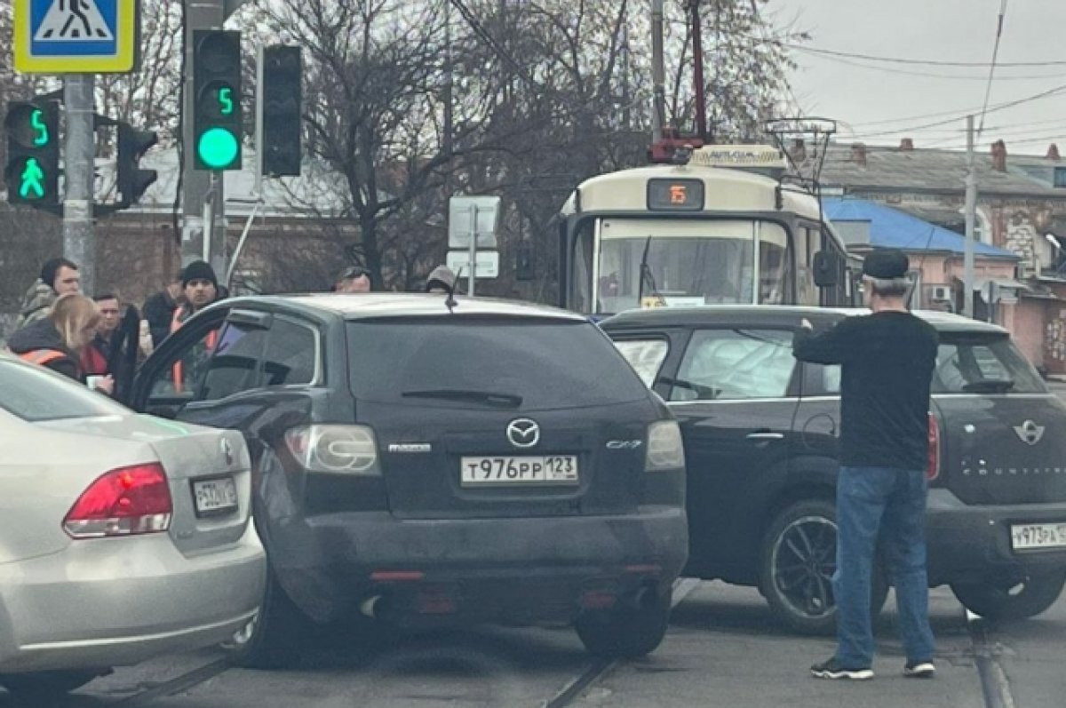    В Краснодаре из-за столкновения на рельсах двух иномарок встали трамваи