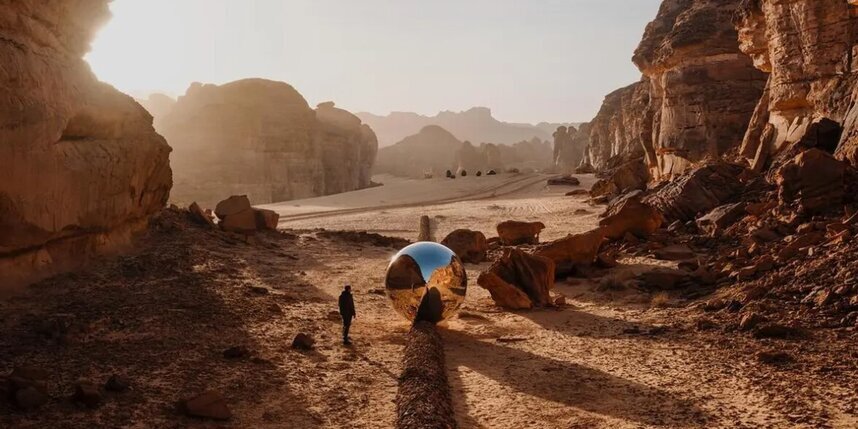    Зеркальный шар, который не отражает ничего в пустыне.Desert X AlUla 2024.