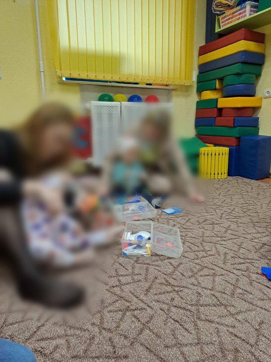 Оцените помещение) Вот рядом уже мы сидим, потом стол и всё