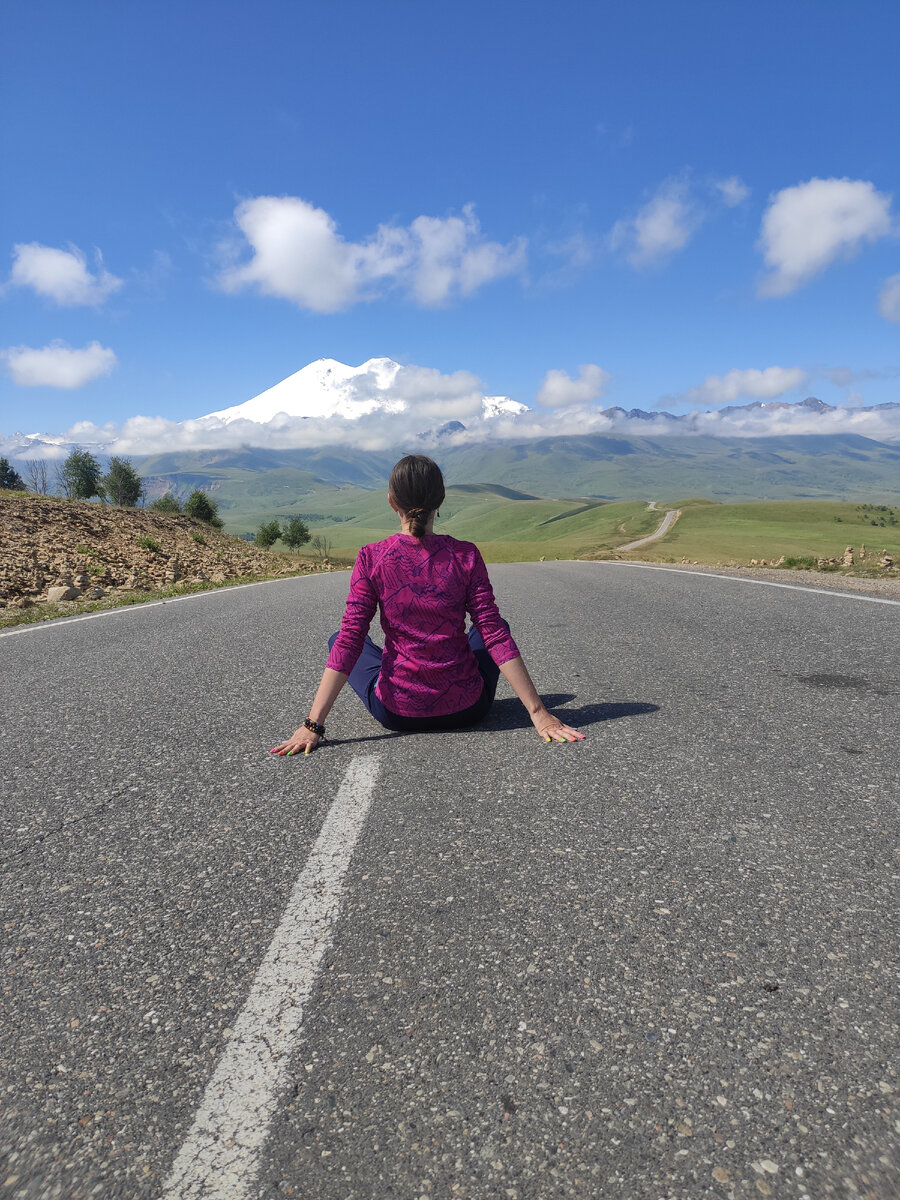Фото автора. Дорога к Джилы-Су, июль 2023. Подобное фото есть, наверное, у большинства тех, кто ездил по этой дороге)