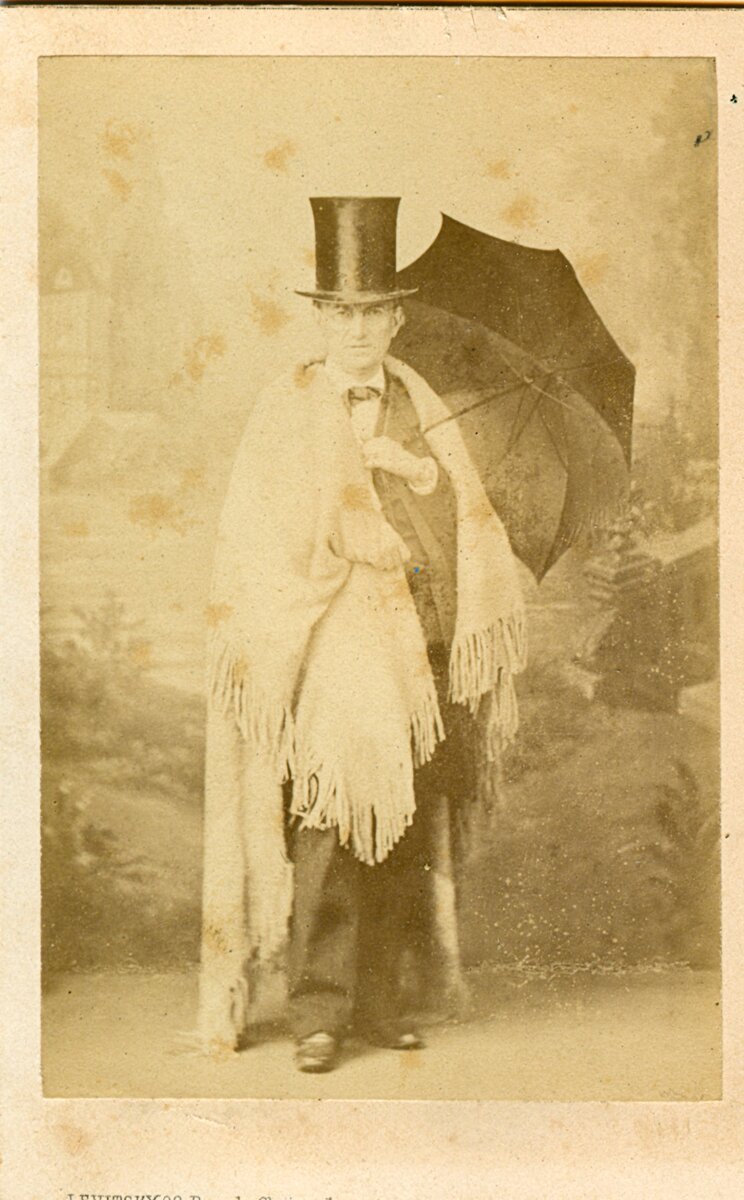 Портрет Ф. И. Тютчева.  Фотография С. Л. Левицкого. 1865 год. 
Фотография сделана в Париже. Странный облик поэта объясняется болезненным состоянием после «роковой утраты» - смерти Елены Денисьевой. В Париже в это время Тютчев виделся с И.С.Тургеневым: 
«Мы, чтобы переговорить, зашли в кафе на бульваре и, спросив себе из приличия мороженого, сели под трельяжем из плюща, - вспоминал Тургенев. - Я молчал все время, а Тютчев болезненным голосом говорил, и грудь его сорочки под конец рассказа оказалась промокшей от падавших на нее слез». 

