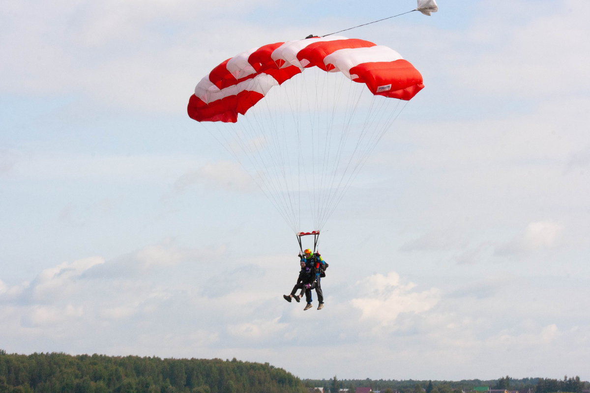 Учитель русского языка и литературы прыгая с парашютом. Прыжок в тандеме. Прыжок в высоту с разбега. Прыгни 1 раз. Прыгни 1 раз.