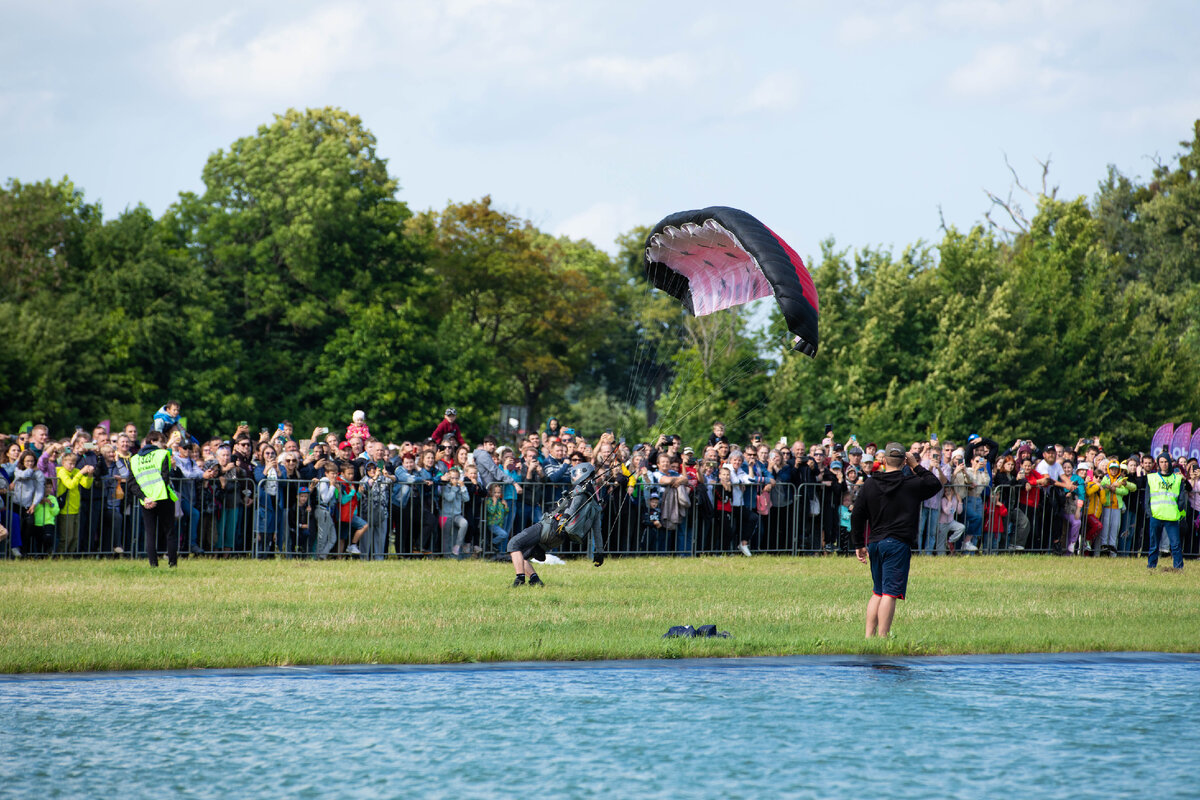 Небофест 2023 в Калининградской области. Показательные прыжки в дисциплине "Купольное пилотирование". Фотограф: Алёна Малявкина (Я)