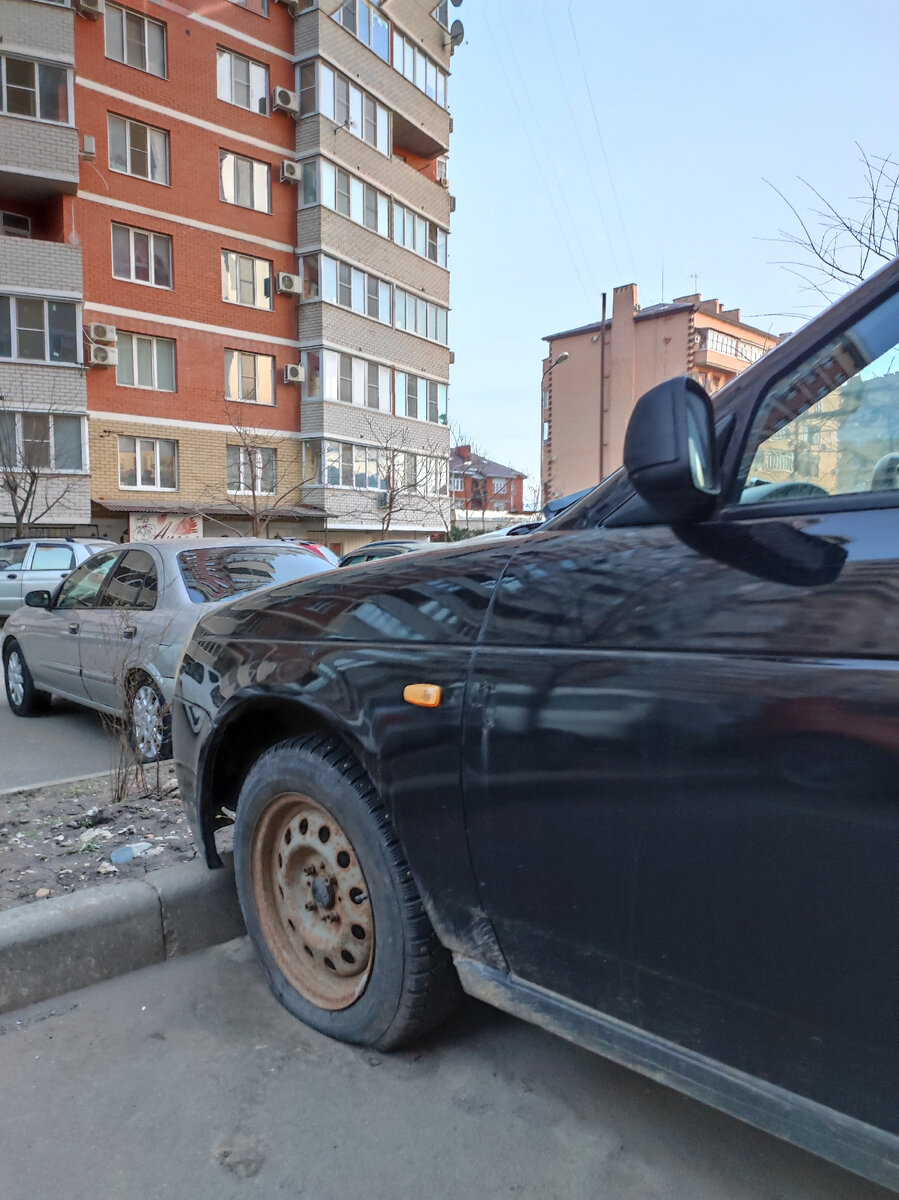 Только на одной парковке - три авто со спущенными шинами