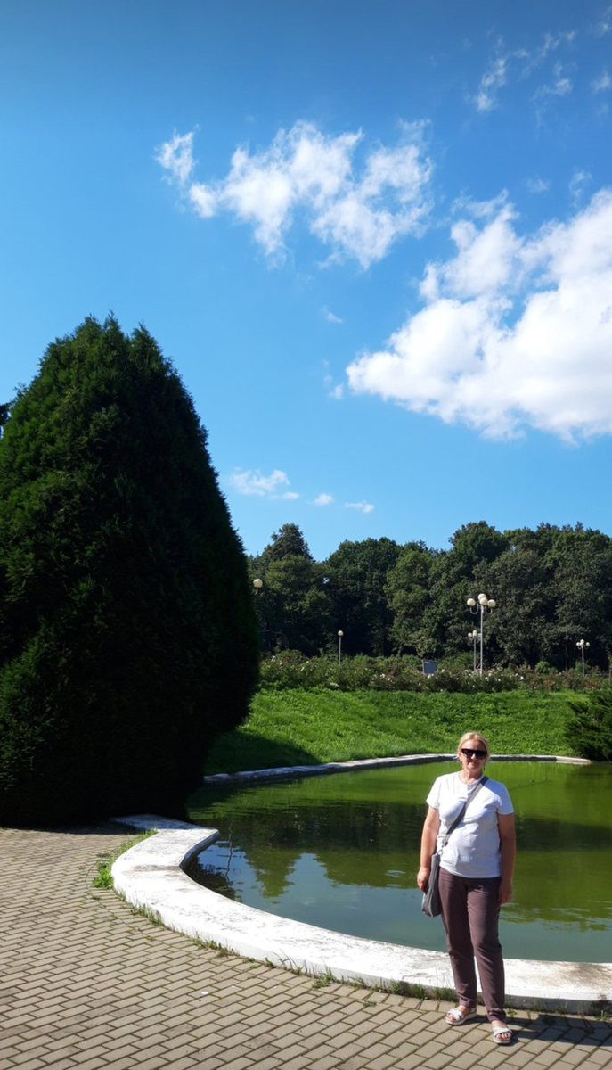 На входе в розарий. Из личного архива