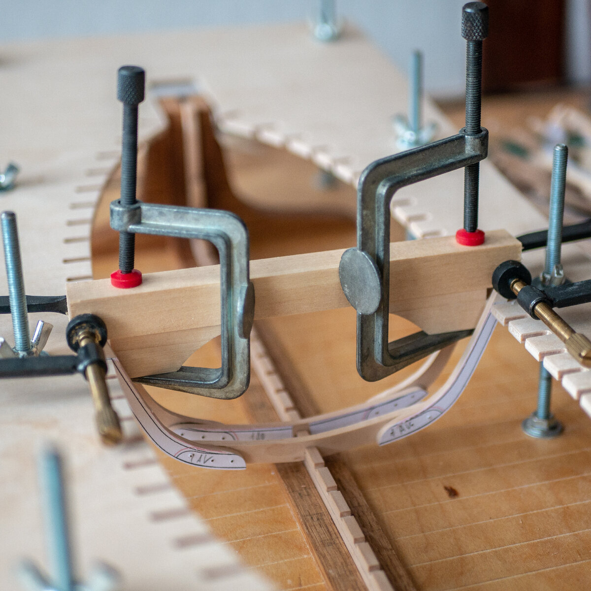 Монтаж первой пары шпангоутов.