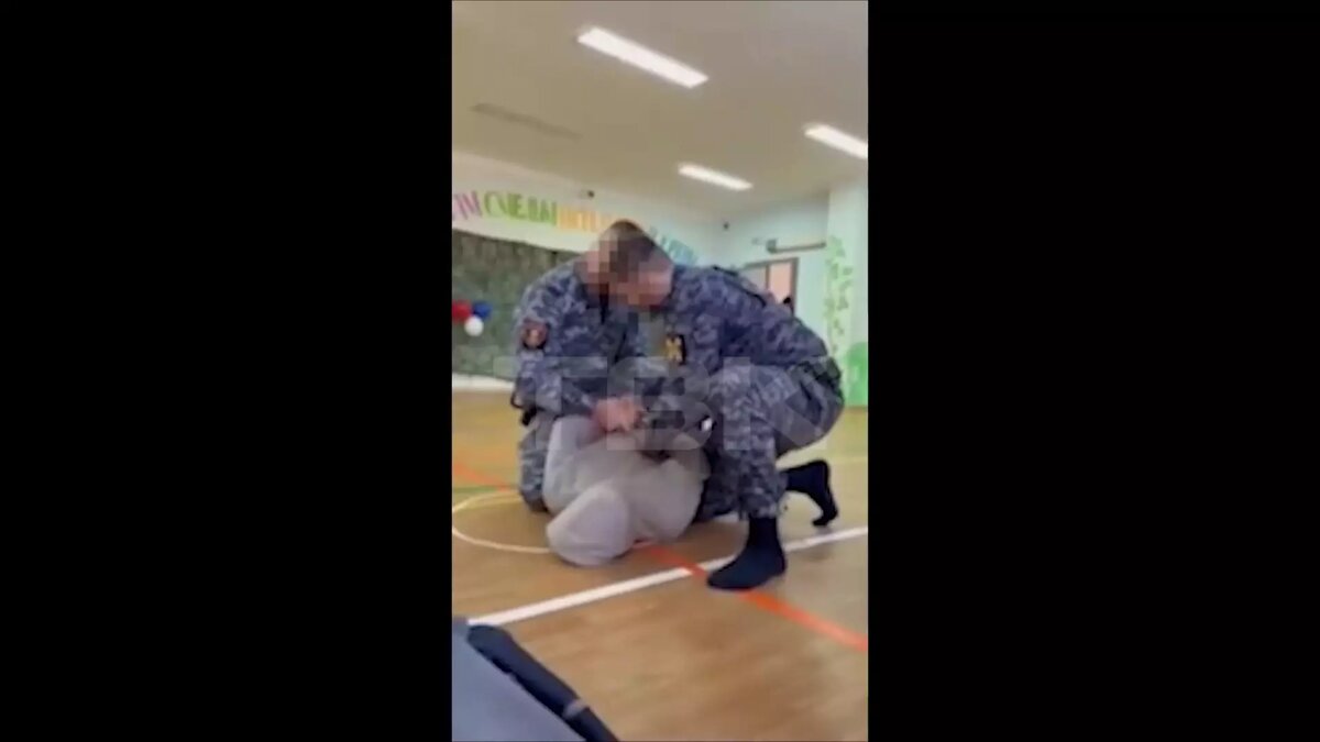     Сотрудники Росгвардии скрутили «преступника» в детском саду № 17 в Дивногорске. Это было представление для детей, которое прошло ко Дню защитника Отечества.