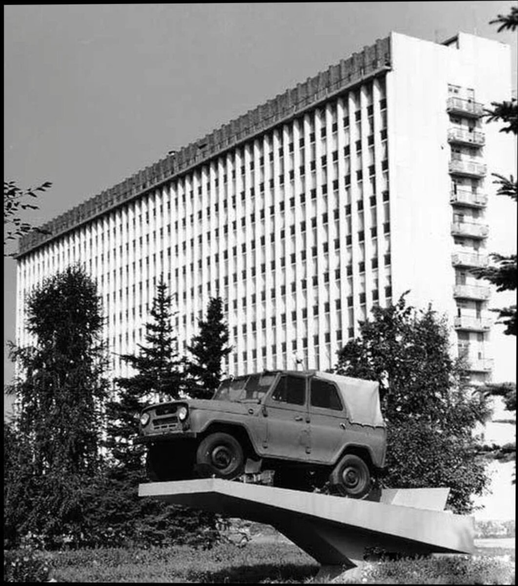 Памятник УАЗ 469 город Ульяновск возле завода УАЗ