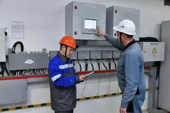 Блочный щит управления аэс смоленская. Радиационная безопасность аэс. Ядерная промышленность. Блочный пульт управления лаэс-2. Униформа на аэс.