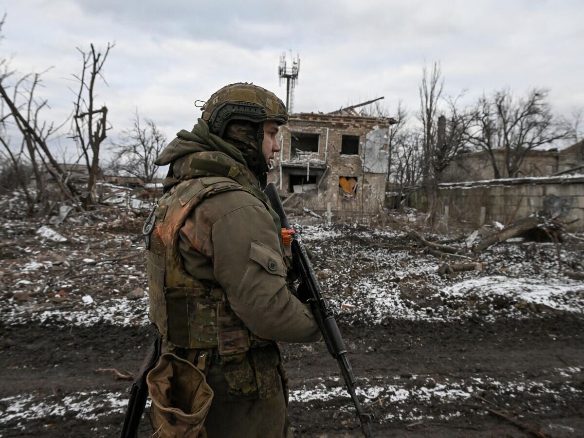    Военнослужащий Центрального военного округа на территории освобожденной Авдеевки© РИА Новости / Станислав Красильников