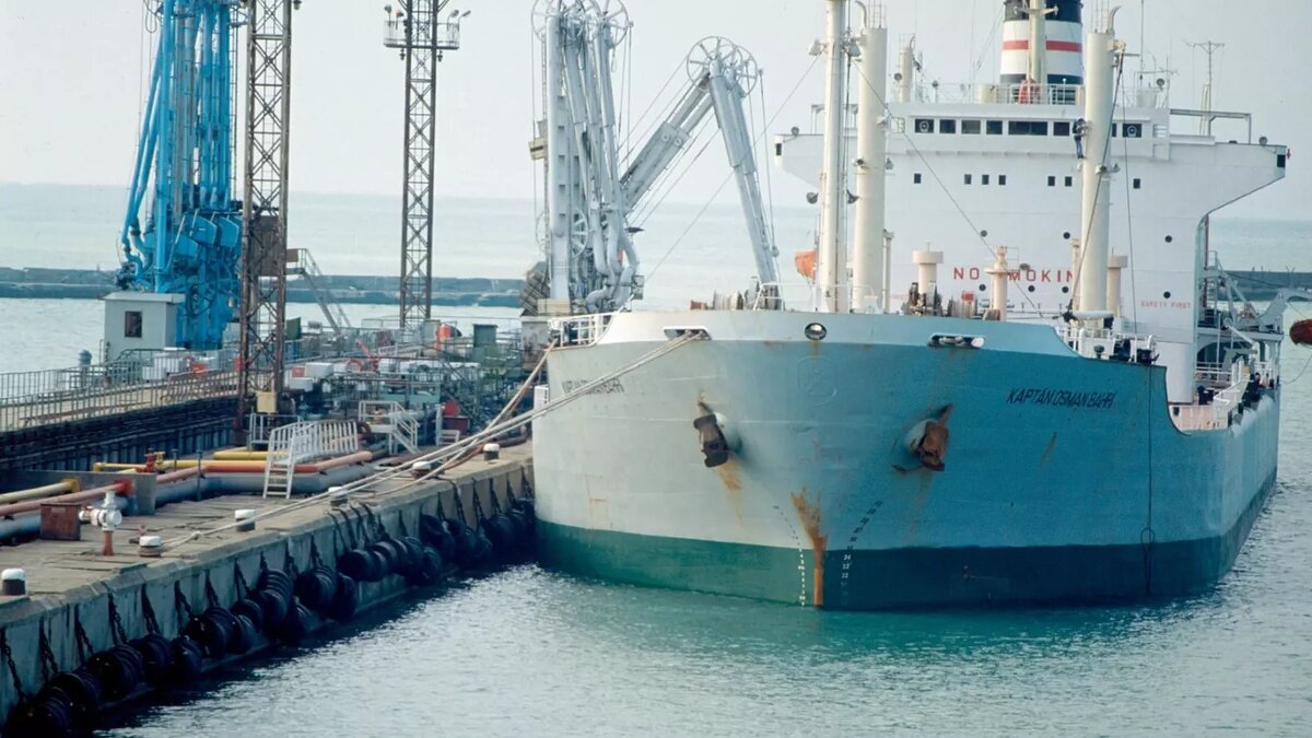     ФСБ поймала танкер, выходящий из Азова в Турцию, который забыл задекларировать 31 тонну нефтепродуктов.