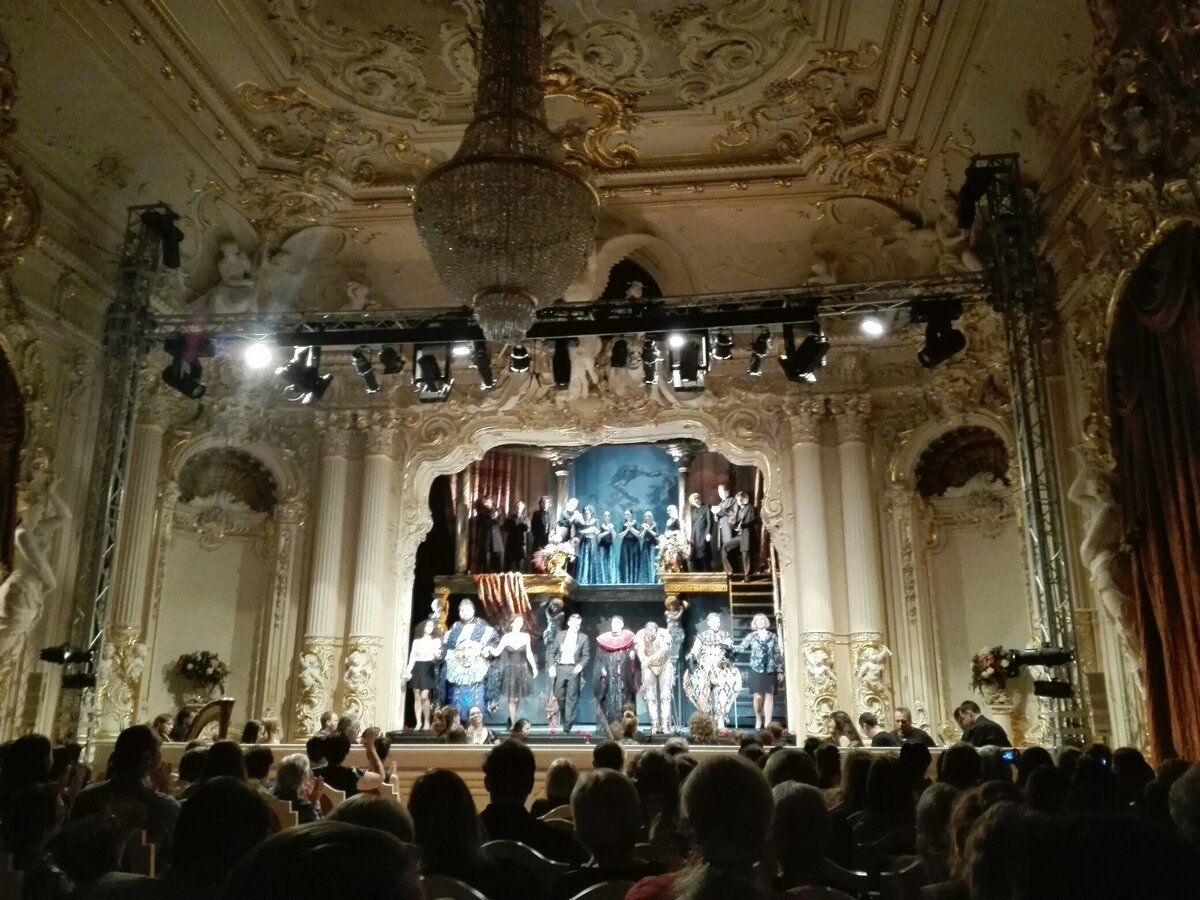 "Паяцы" в Белом зале