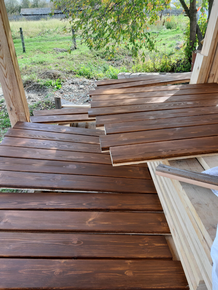 Я крашу доску на пол в коридор