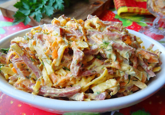 Салатик на скорую руку. Простые салатики на скорую руку. Вкусный салат на скорую руку. Салаты для праздничного стола. Какой салат быстрее приготовить.