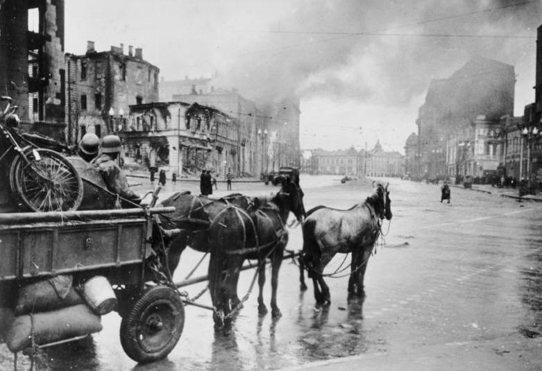 Немецкие войска в разрушенном Харькове, 11 ноября 1941 г.
