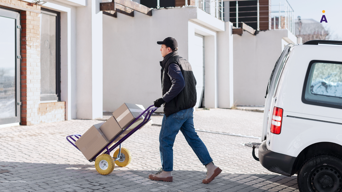 Как подготовить переезд. Девушка в коробке. Как подготовить переезд. Как подготовить переезд. Как подготовить переезд.