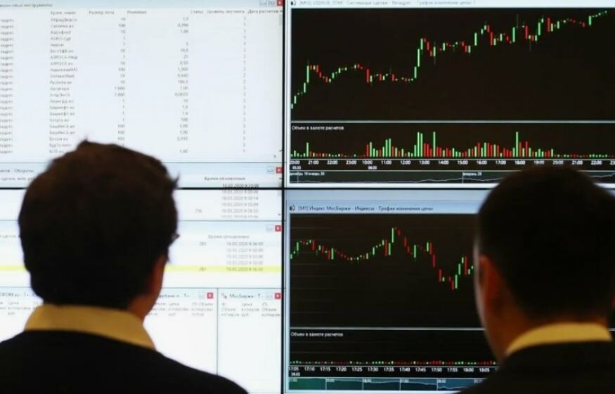    Рынок акций в РФ падает из-за ожидания антироссийских акций