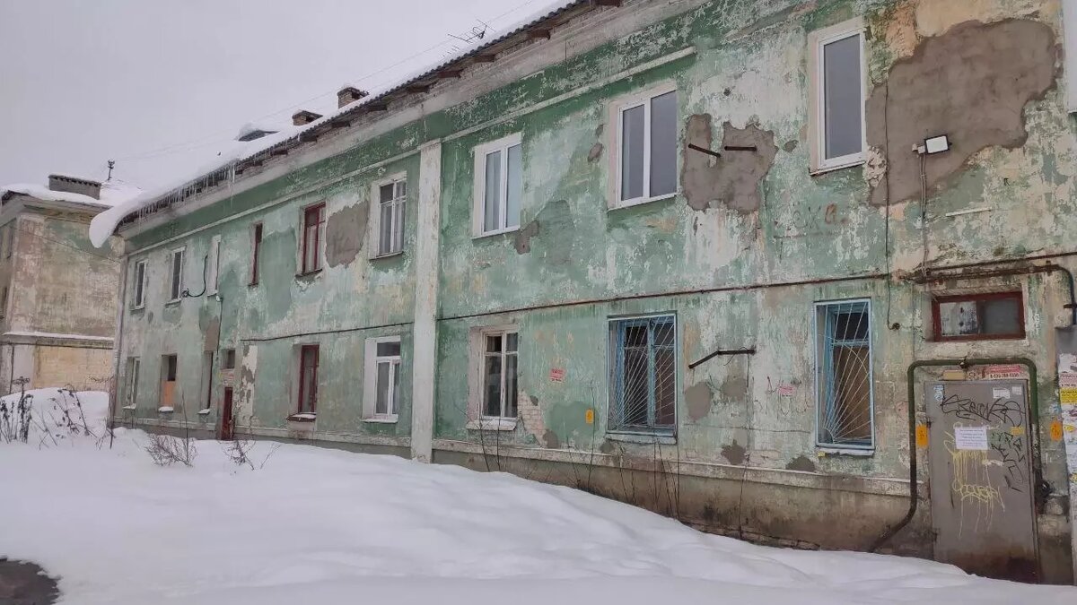     Дом №51 на ул. Октябрьской в Дзержинске треснул в начале декабря 2023 года. Однако до сих пор некоторым жильцам не предоставили ни маневренного фонда, ни компенсации за съемные квартиры. Подробнее о проблеме — в материале NewsNN.