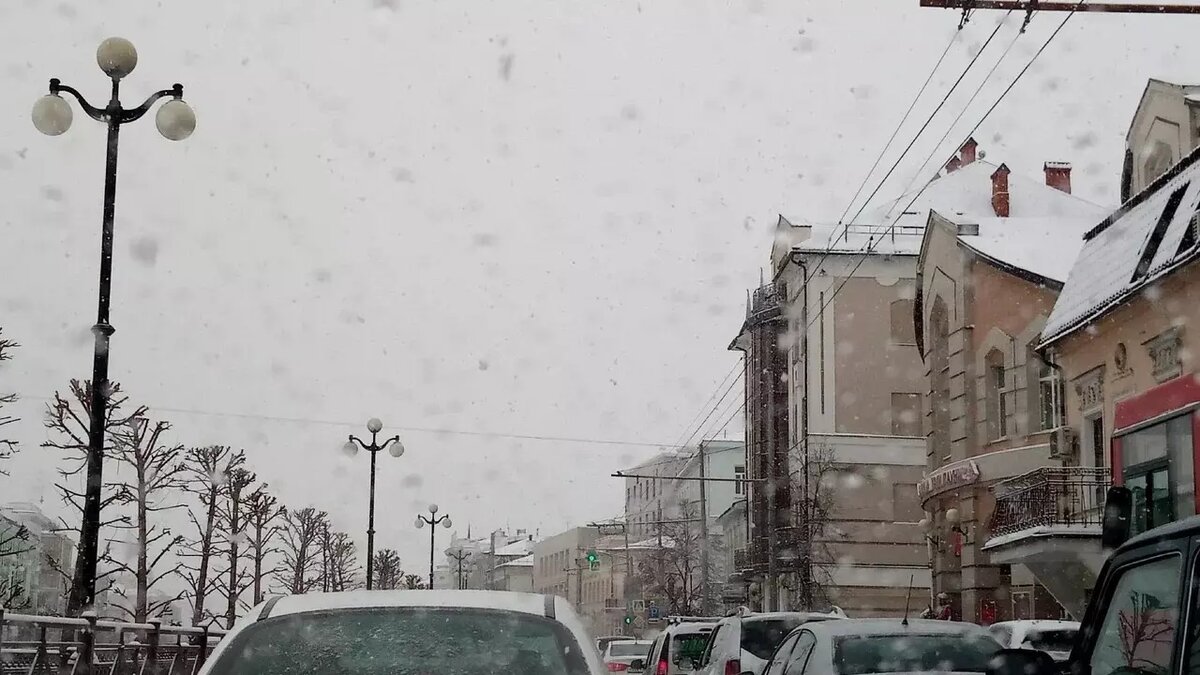     В Казани неизвестные начали драку прямо посреди пробки. Все случилось на улице Каспийская, недалеко от поселка Царицыно. Соответствующая публикация появилась в Telegram-канале «Казань на максималках».