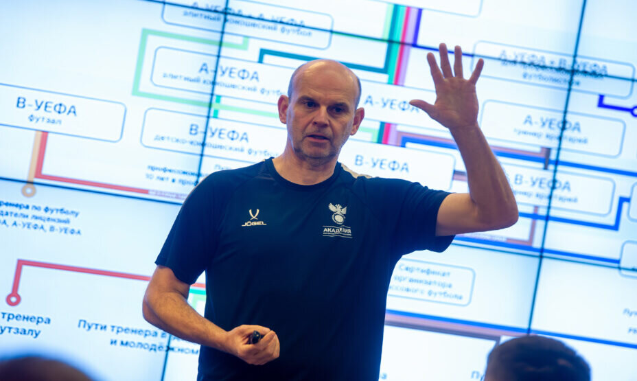    Александр Венцель объясняет правила получения тренерских лицензий. Фото: РФС