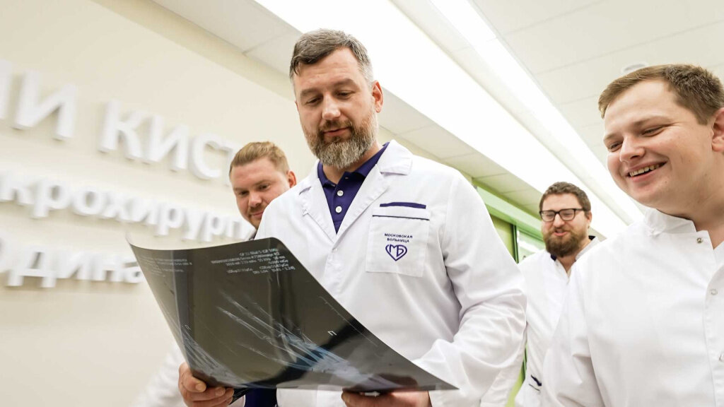 Руководитель Центра хирургии кисти и реконструктивной микрохирургии ГКБ им. С.С. Юдина к.м.н. Виктор Мельников