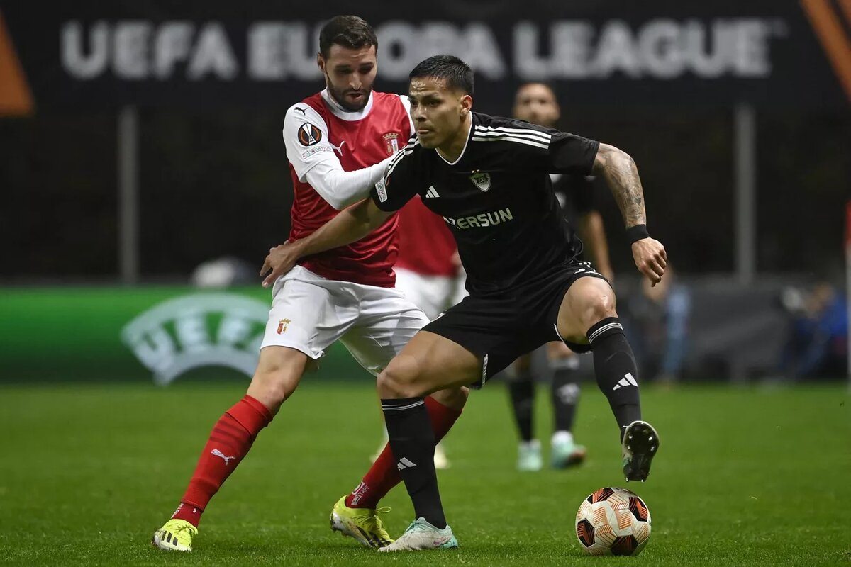 Игровой момент в матче между "Карабахом" и "Брагой" © AFP 2023 / MIGUEL RIOPA