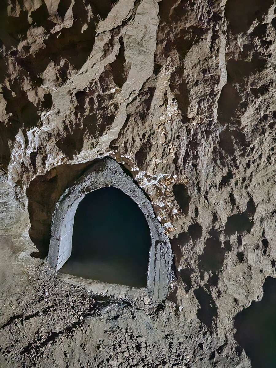 Неожиданно, да, встретить такой благородный тоннель под землёй?)