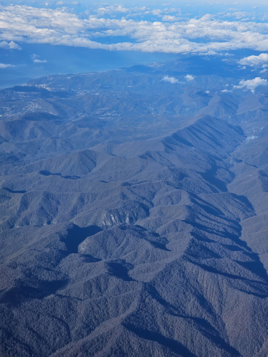 Кавказские горы скрывают великое множество пещер. Вряд ли вообще хоть кто-то знает даже приблизительное их количество...