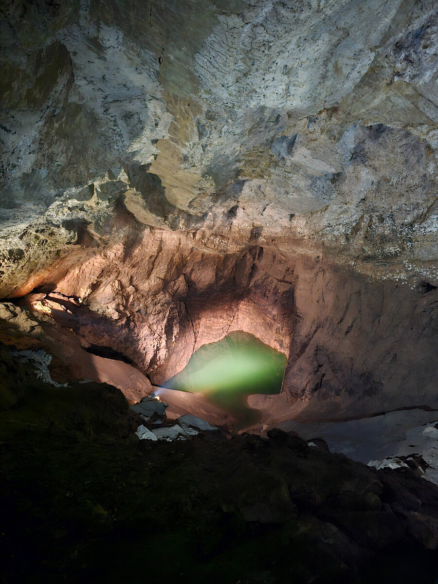 Удивительно, не правда ли? И это настоящий цвет воды в подземном озере.