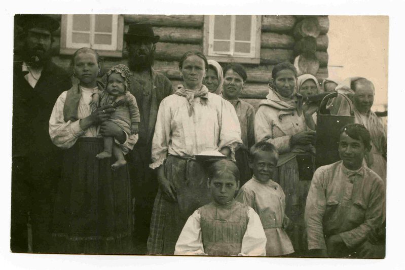 Фото просто для иллюстрации; ничего подходящего по теме не нашла. Деревня Неклюдиха Тотемского уезда Вологодской губернии. Крестьяне. 1924 г.