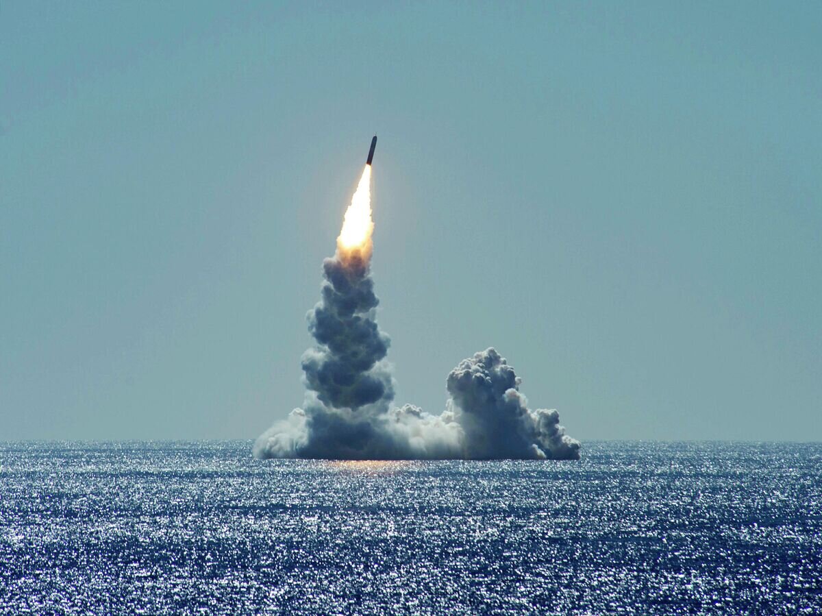   Запуск баллистической ракеты Trident II (D5LE) с подводной лодки USS Maine© Фото : ВМС США