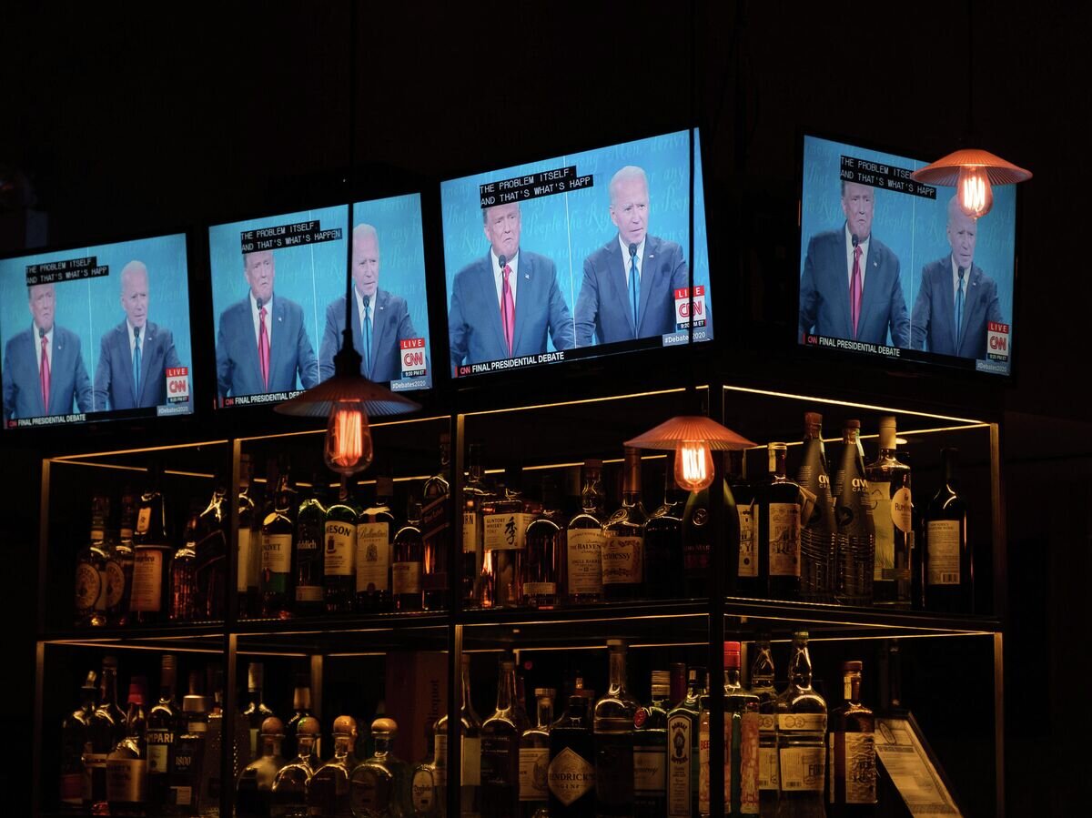    Экраны с трансляцией финального раунда дебатов с участием кандидатов в президенты США© РИА Новости / Юки Ивамура