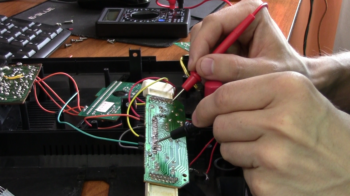 Схема подключения нескольких линий светильников к выключателю. Схема установки линейного светильника. Абонентская линия связи. Электрические схемы включения осветительных установок. Электропроводка свет схема подключения.