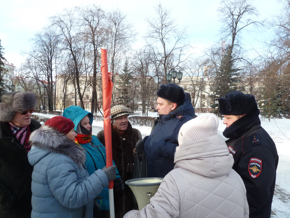 Полиция в Тюмени пыталась сорвать проведение собрания жителей 21 января 2024 г. на Центральной площади у памятника В.И. Ленину