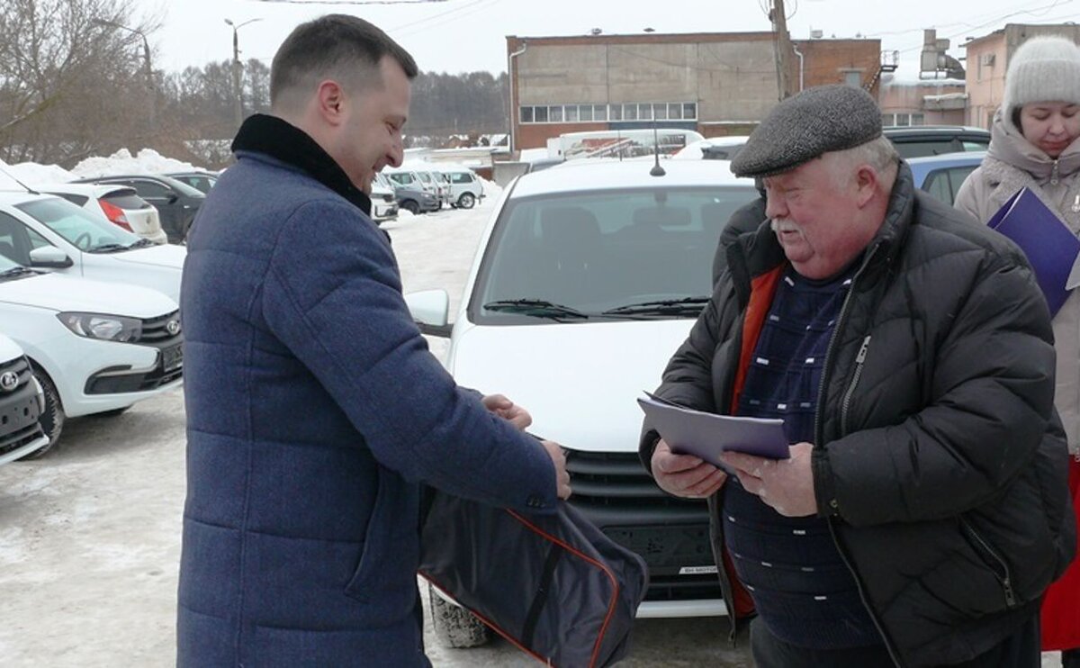 Пострадавшие на производстве туляки получили новые автомобили Lada Granta |  Myslo.ru | Дзен