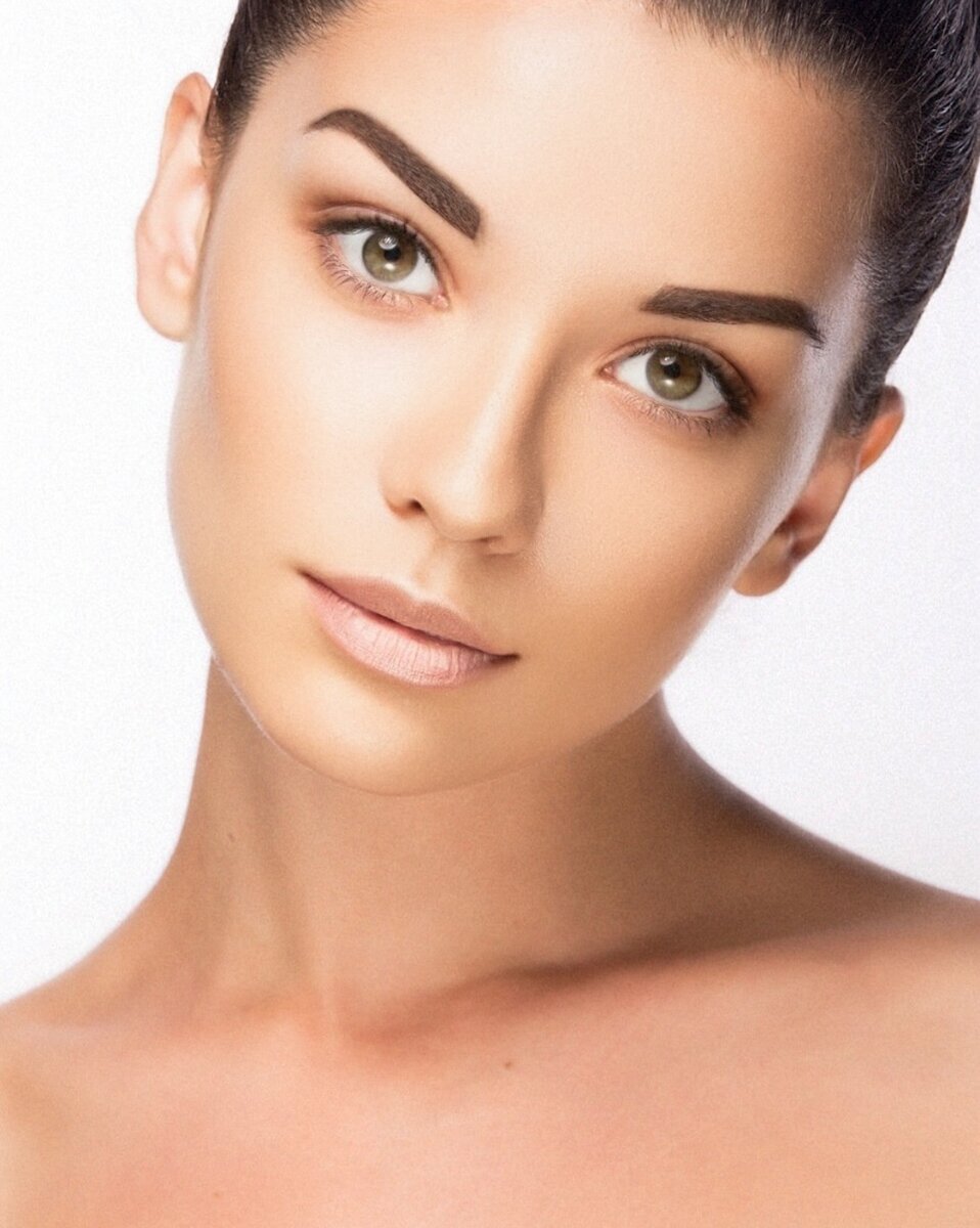 О том, как готовят кожу к макияжу профессиональные визажисты школы красоты и макияжа UNIMAKEUP