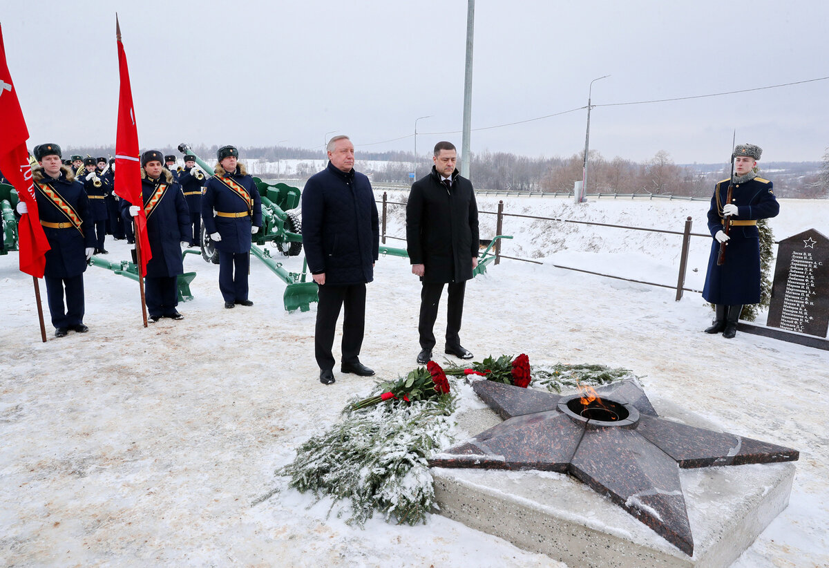 Цветы к Вечному огню на месте первого боя партизан