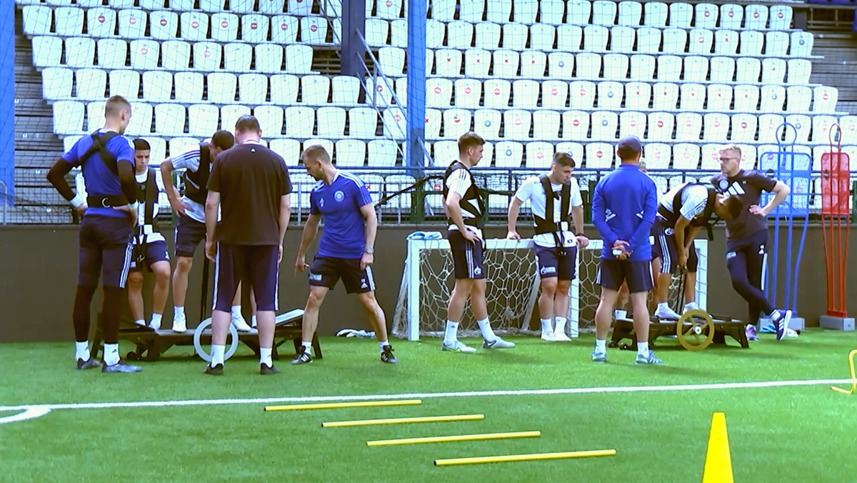 Изоинерционные тренажеры Yoyo X-Tend Ivolution у кромки футбольного поля. ФК "Оренбург" 