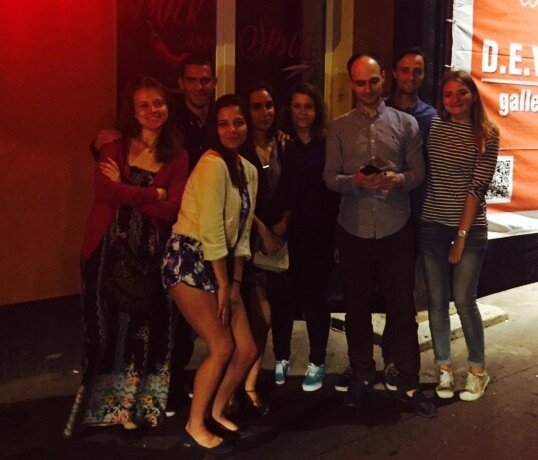 Лишь один смотрит в телефон... Девушек много не бывает.