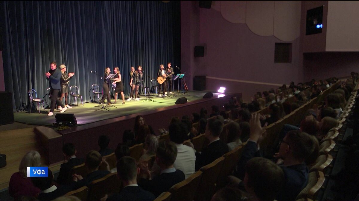    Пели Цоя, читали Бродского: в уфимском театре "Нур" прошел квартирник для школьников - сюжет "Вестей"