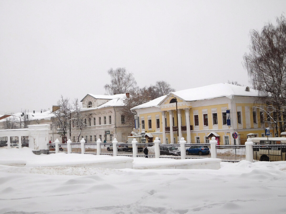 Жёлтый дом с колоннами на улице Чайковского (бывшей Ильинской) в Костроме, известен как дом генерала Корнилова. Здесь несколько лет воспитывалась у Анны Готовцевой-Корниловой Юлия Жадовская. Не без влияния своей известной тёти, будучи ещё гимназисткой, она начала писать стихи. 