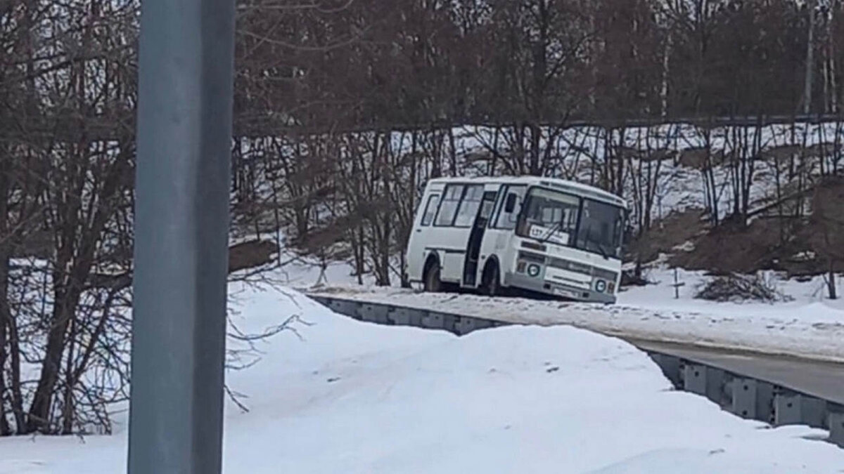 Из-за гололёда автобус с пассажирами вылетел с воронежской трассы |  Горком36 | Воронеж | Дзен