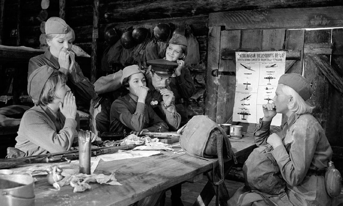 Тайно дергал. Люди шепчутся. Интригующий человек. Тайна секрет. Тайно дергал.