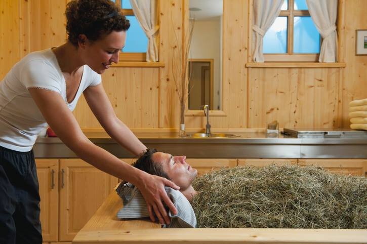 девушка трогает мужчину. мужчина и женщина любовь. хочу тела молодого. страстные отношения. хочу тела молодого.