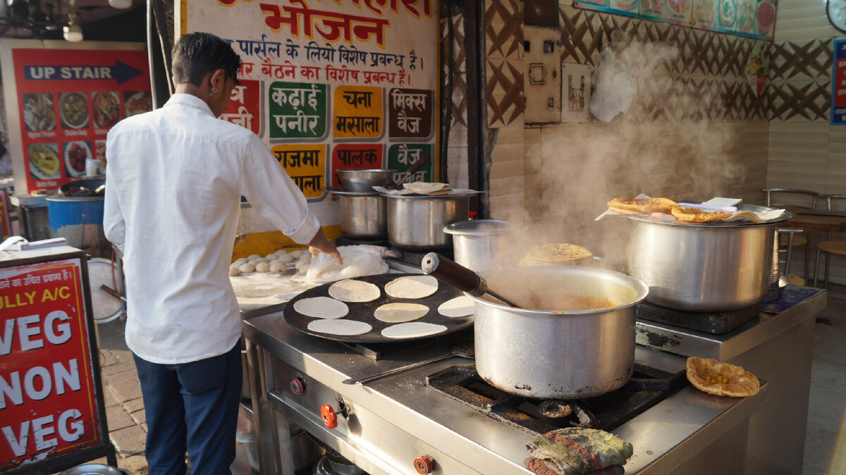 Фото автора. Уличный повар печёт лепёшки