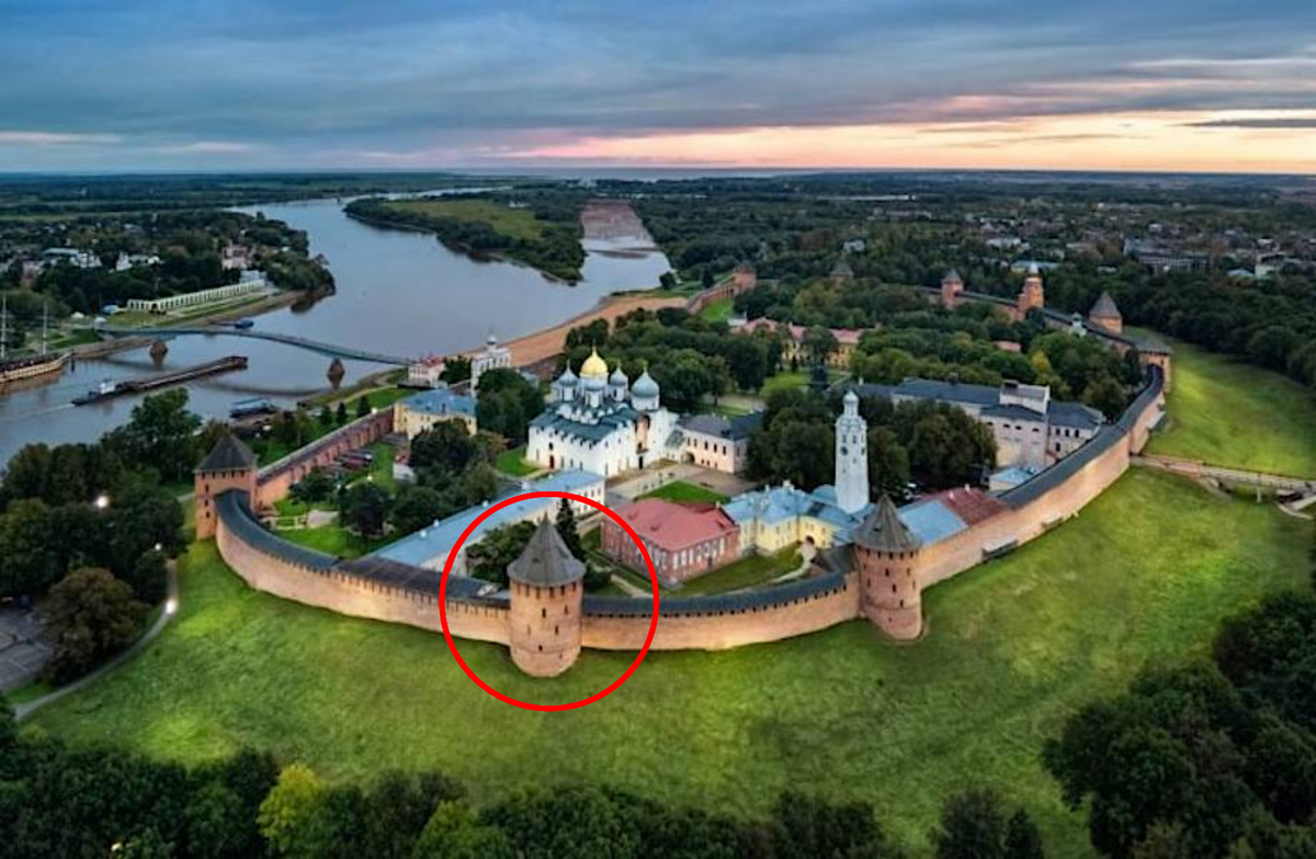 Ансамбль Новгородского Детинца с высоты птичьего полета. (Федоровская башня в красном круге) © фото из travelask.ru.