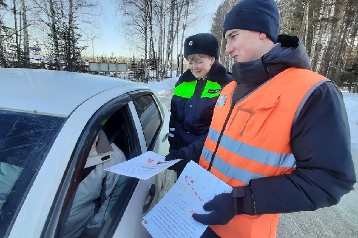    СвЖД провела на переездах трогательную акцию для водителей автотранспорта