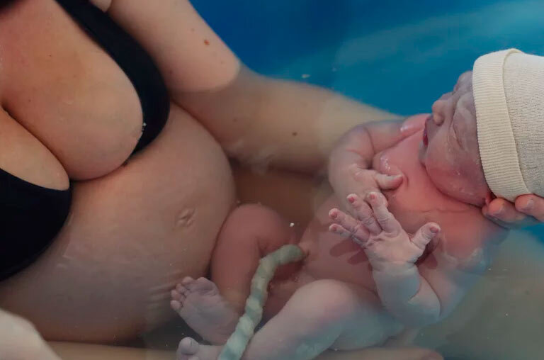 беременная женщина рож. рожаем третьего. процесс рождения ребенка. новорожденный. рожаем третьего.