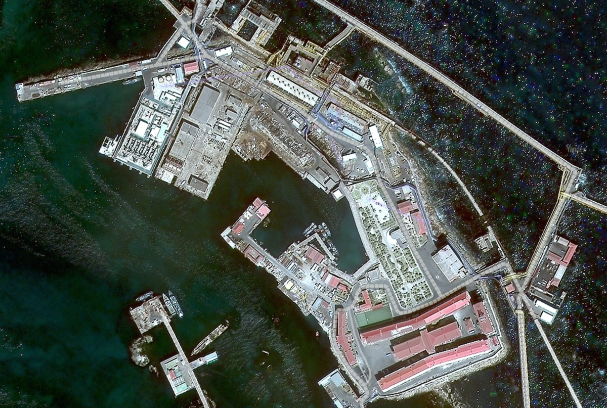 Остров с постройками для вахтовиков, Нефтяные Камни, скриншот Яндекс.Карт