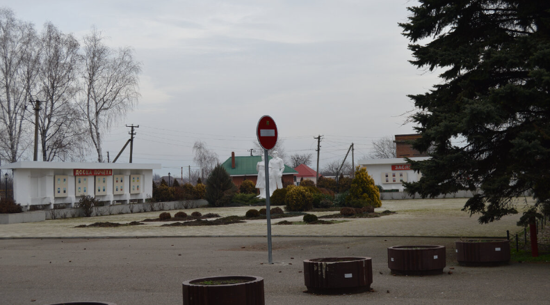 Фото автора. Февраль 2024. Станица. Остатки былого прошлого. В центре станицы пешеходная зона. Уважаемые читатели, вы знаете, что центром посёлка, города деревни и других мест принято считать то место где находится почтовое отделение.